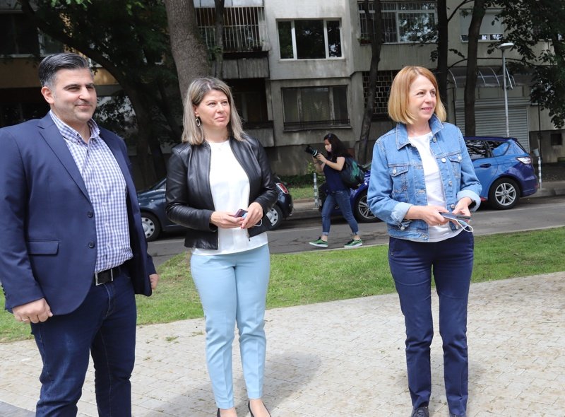 Савина Савова (в средата) придружава кмета Йорданка Фандъкова при посещение в аквапарка във "Възраждане". С тях е и директорът на "Софийски имоти" Димитър Шивачев. Сн. БГНЕС