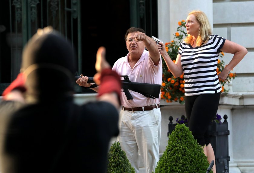 Американска възрастна двойка посрещна протестиращи с огнестрелни оръжия