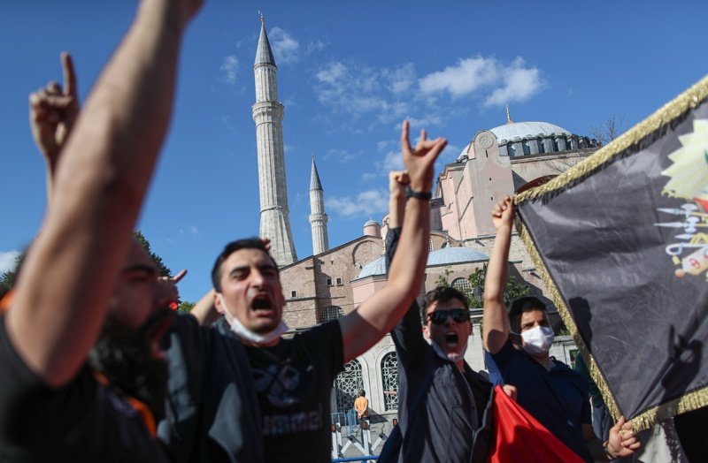 Турци ликуват след взетото решение, сн. ЕПА/БГНЕС