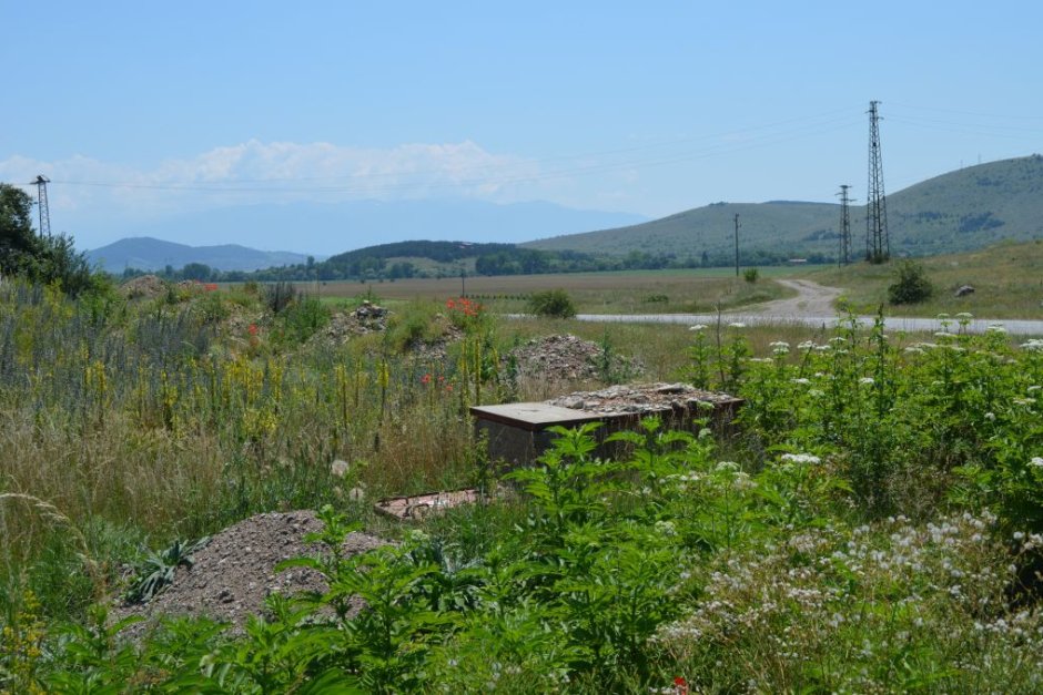 Изкопите край пътя Радомир - село Друган свидетелстват за многобройните аварии на довеждащия водопровод, който се нуждае от спешен ремонт