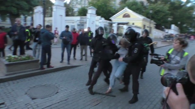 100 задържани в Москва след протест срещу конституционните реформи
