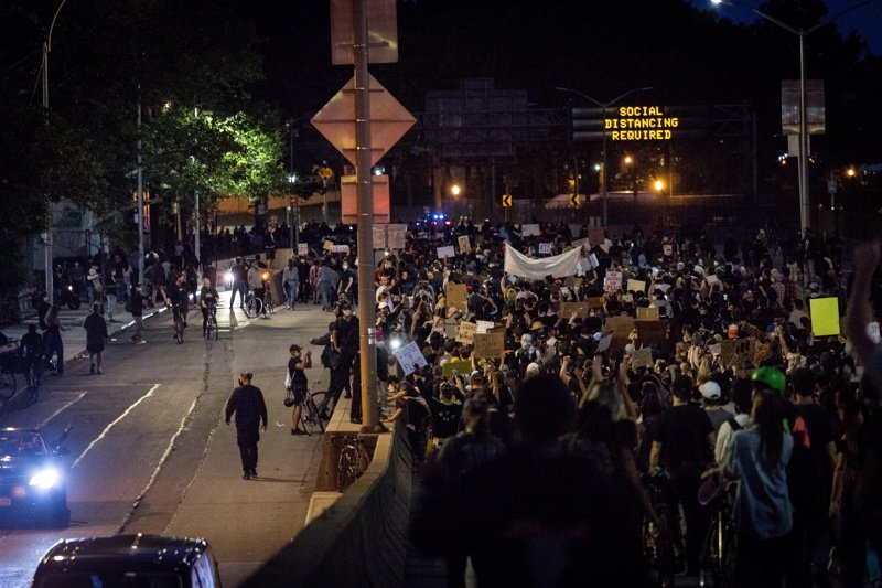 Протести, барове, ресторанти: Доведоха ли до скок на случаите на Covid-19