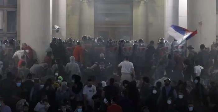 Протестиращи в Белград нахлуха в парламента заради новия полицейски час