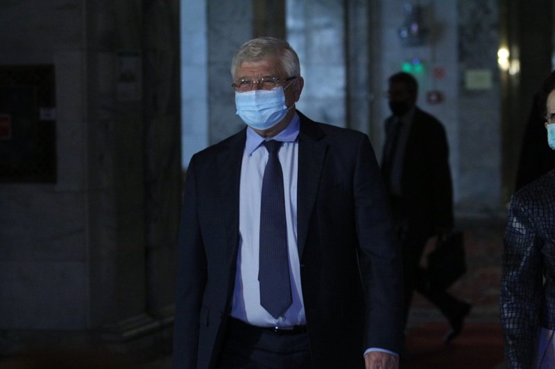 Съдът задължи здравният министър да обяви договорите за маски и респиратори с Китай
