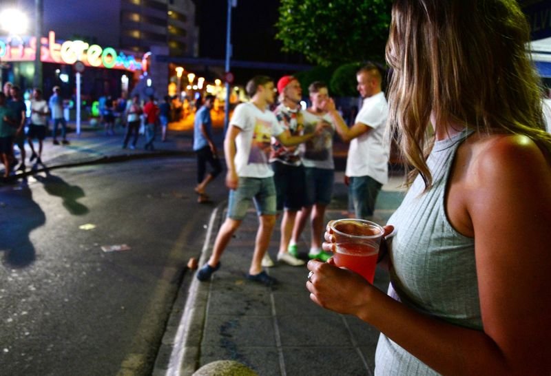 Майорка затваря "центровете на алкохолния туризъм" заради коронавируса