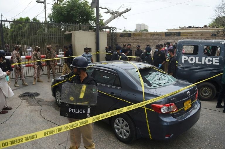 Поне 6-ма убити при нападение на сепаратистка групировка срещу фондова борса в Карачи