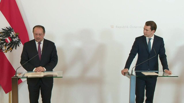 Канцлерът Себастиан Курц (дясно) и външният министър Александър Шаленберг по време на пресконференцията във виена в сряда.