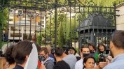 Стотина викаха "Пеевски, излез" пред затворената порта на хотел "Берлин"