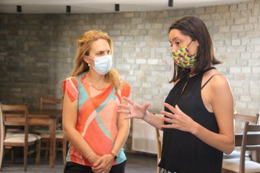 Марияна Николова (ляво) по време на обиколката си в събота в района на Поморие