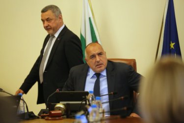 Валери Симеонов обяви вместо премиера, че оставка няма да има - нито на кабинета, нито на Борисов