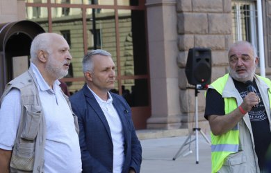 Хаджигенов (в средата) с останалите от "Отровното трио" Велислав Минеков (вдясно) и Арман Бабикян, сн. БГНЕС