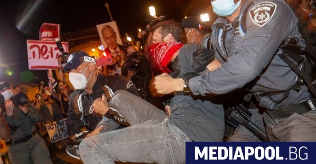 Израелската полиция използва водни оръдия за да разпръсне демонстранти в