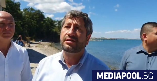 Съпредседателят на Демократична България Христо Иванов успя да стигне плажа