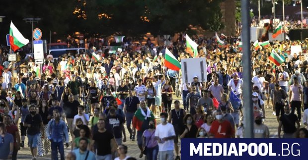 За 17 та поредна вечер недоволни се събраха пред сградата на