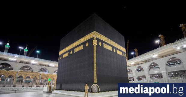 Подбраните за хаджа мюсюлмански вярващи започнаха традиционното поклонение в Мека,