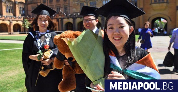 Много британски университети са тревожно зависими от китайските студенти което