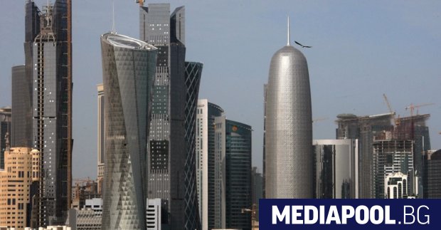 Малките съседни шейхства Бахрейн и Катар са на първо място