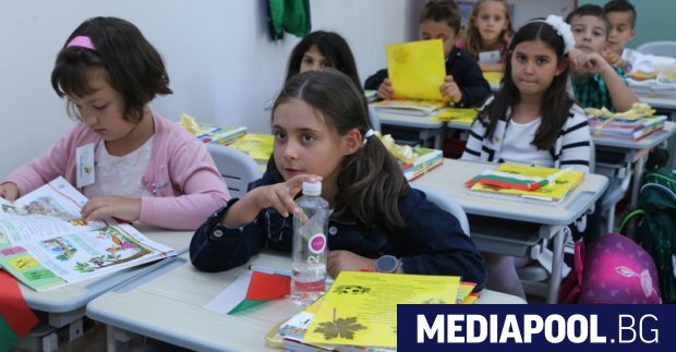 Началото на учебната година ще започне в реална училищна среда