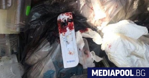 Използвани тестове за коронавирус епруветки кървави памуци и контейнери за