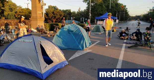 Маскирани полицаи и жандармеристи нахлуха в протестните палаткови лагери в