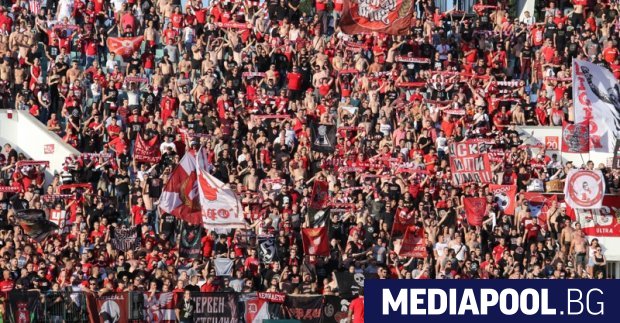 Премиерът Бойко Борисов разпореди феновете отново да бъдат допуснати по