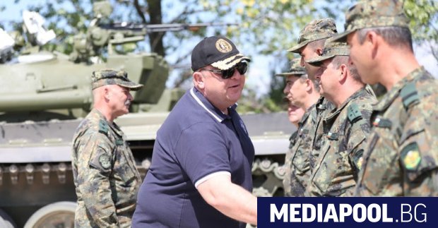 Военният министър Красимир Каракачанов даде поредна заявка че няма намерение