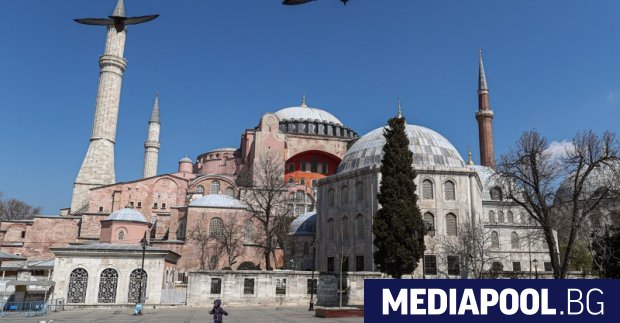 Скорошното решение на турското правителство да превърне величествената Света София,