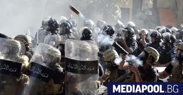 Ливанската полиция използва сълзотворен газ опитвайки се да разпръсне множество