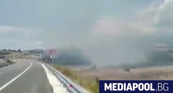 Пожар гори край магистрала Струма в района на Сандански съобщиха