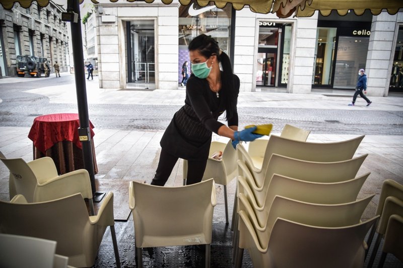 Ресторантьорите искат сервитьорите да са без маски на открито