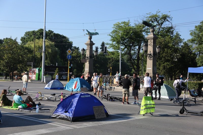 Блокада в центъра на София наложи промени в градския транспорт