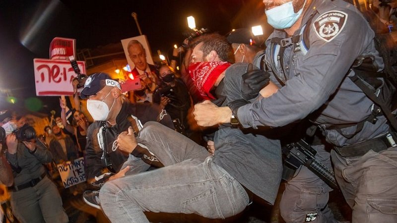 Протести, водни оръдия и арести в Израел