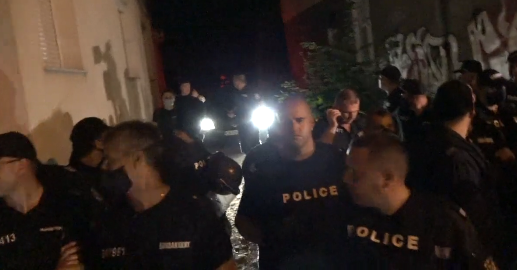 Полиция изведе блокираната в БНТ Дариткова, избутвайки протеста