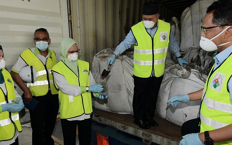 Малайзия откри 110 контейнера с опасни отпадъци от Румъния