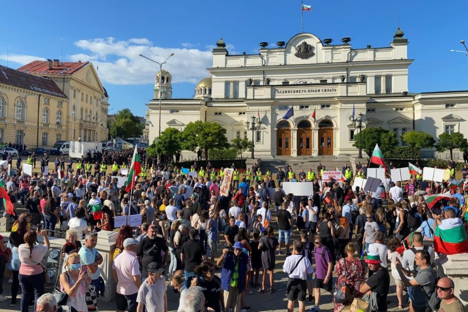 Протестите в нова фаза: От сутрин до вечер и блокада пред парламента