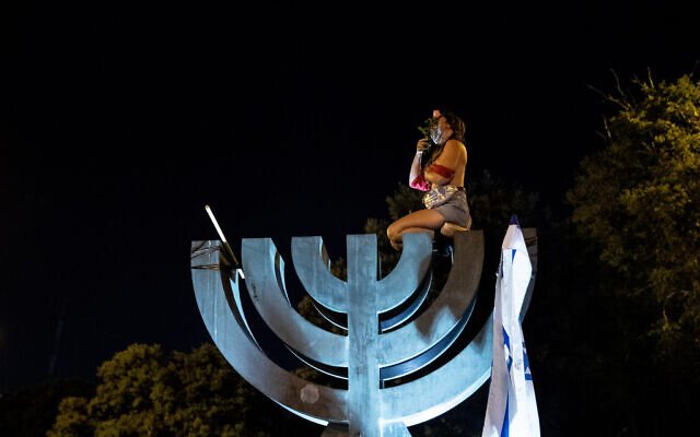 Разголена демонстрантка скандализира мнозина в Израел