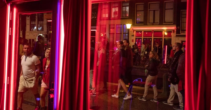 Амстердам затваря за посещения квартала на червените фенери