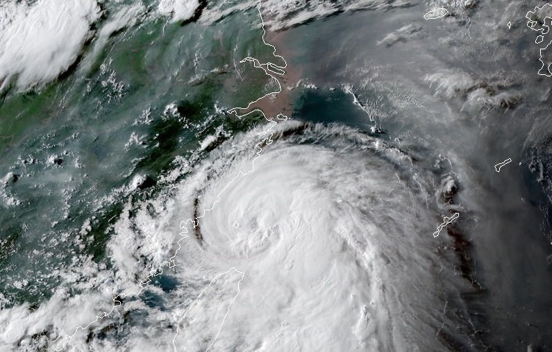 Тайфун връхлетя източното крайбрежие на Китай
