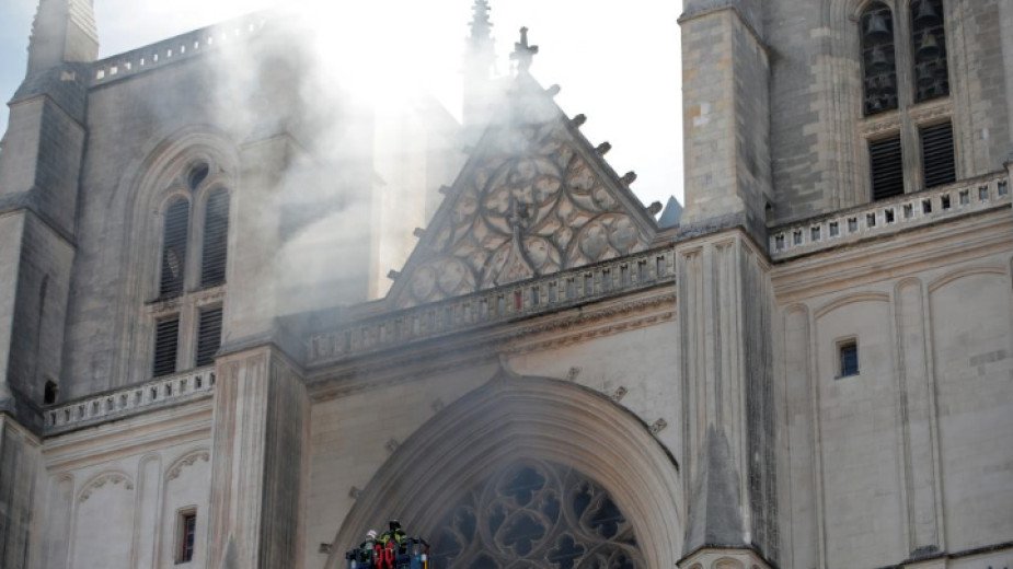 Френската полиция задържа мъж след пожара в катедралата в Нант