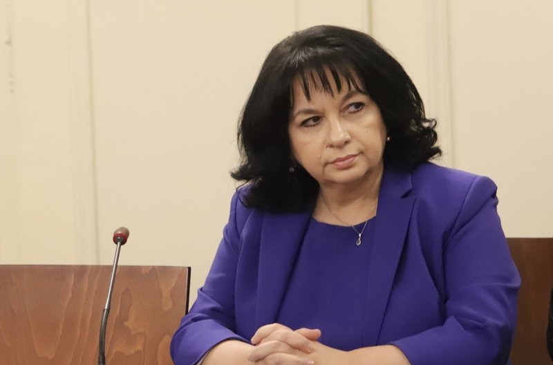 Енергийният министър Теменужка Петкова с еднаква убедителност защитаваше и даването, и отнемането на студения резерв от ТЕЦ-а на Ахмед Доган. Сн. БГНЕС