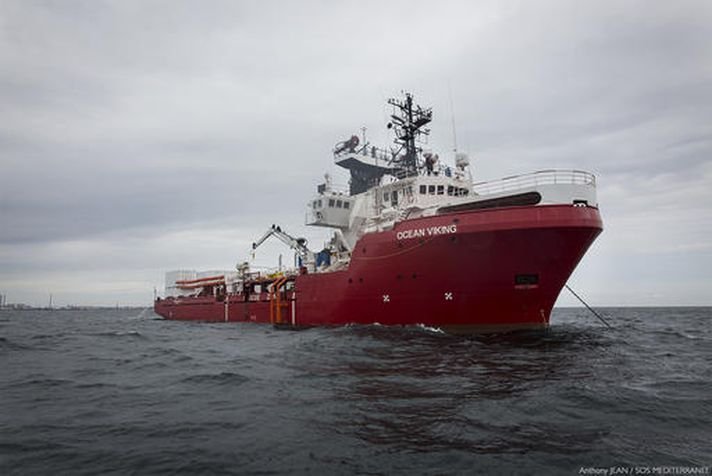 Италианската брегова охрана конфискува временно кораб за спасяване на мигранти
