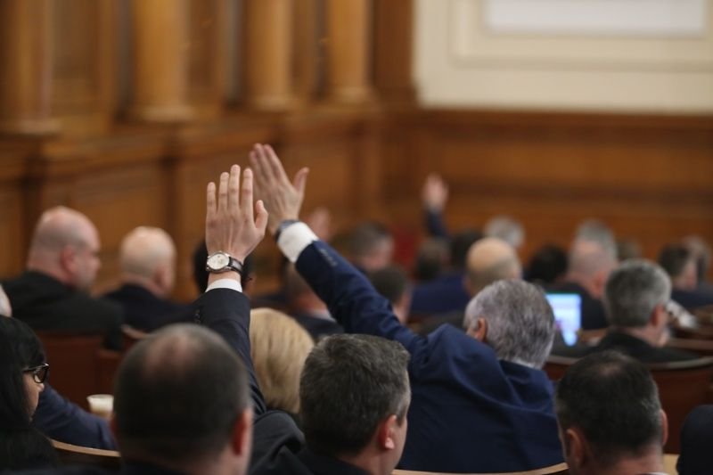 Главният прокурор смекчи театрално тона, ще говори пред парламента