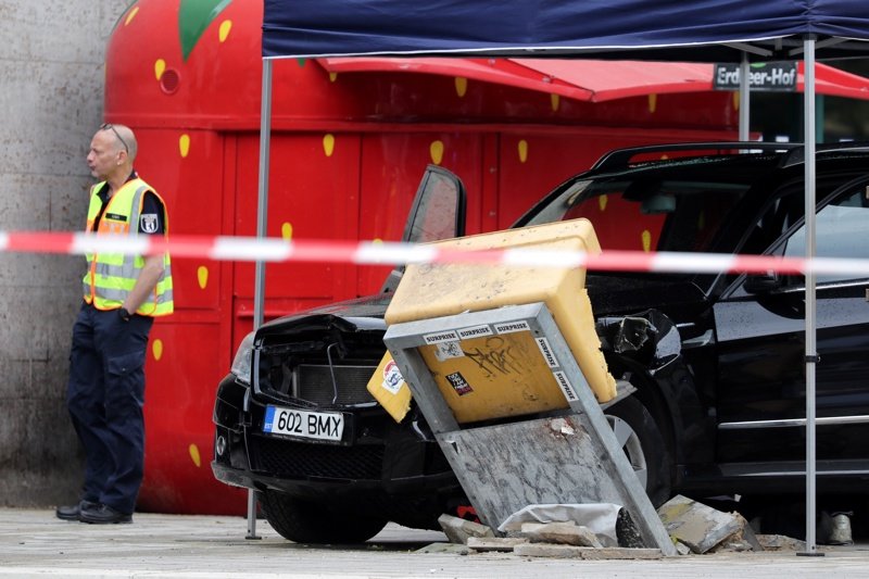 Седем ранени в Берлин от врязала се в пешеходци кола