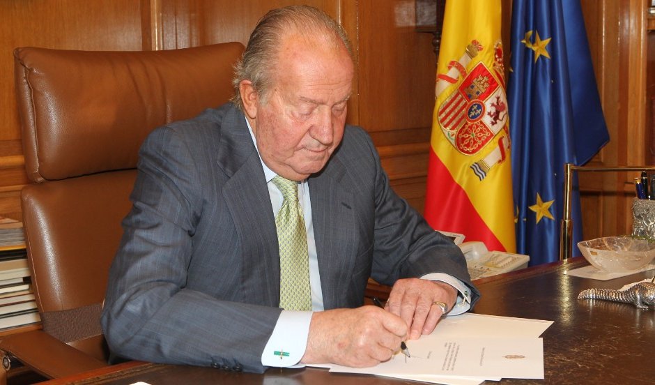 Затъналият в скандали бивш испански крал Хуан Карлос напусна страната