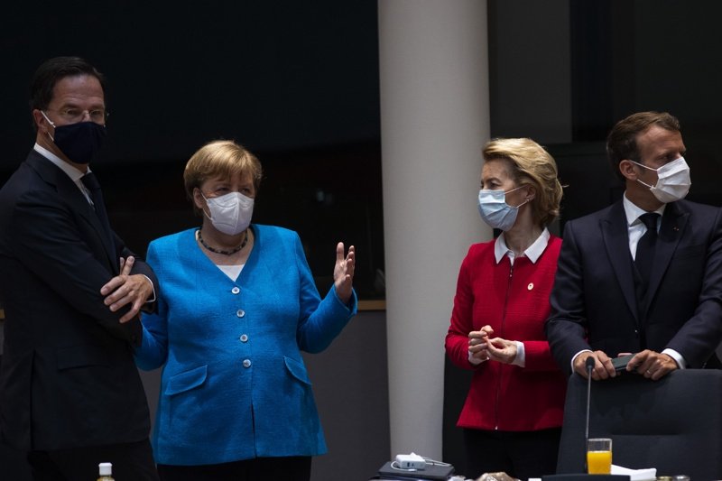 Марк Рюте (ляво), Ангела Меркел, председателката на ЕК Урсула фон дер Лайен и Еманюел Макрон