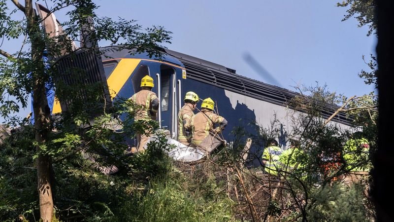 Трима души загинаха при влакова катастрофа в Шотландия