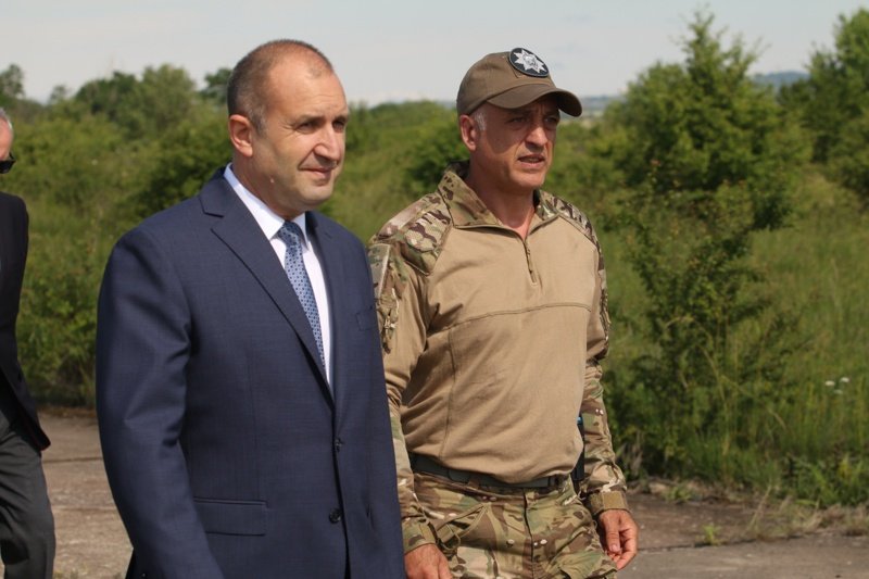 Президентът Румен Радев и полк. Емил Тонев. Снимка: БГНЕС