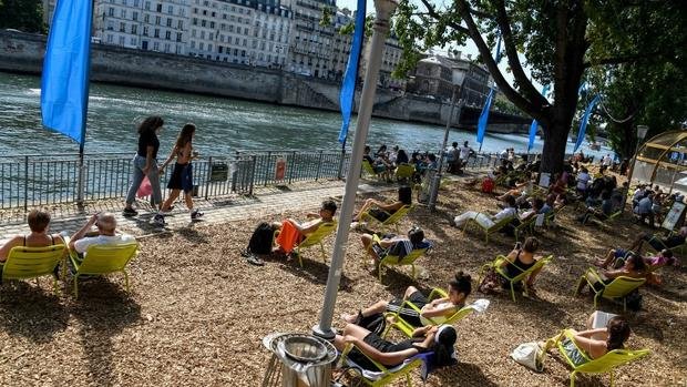 Париж въвежда за месец задължителни маски и на оживени места на открито