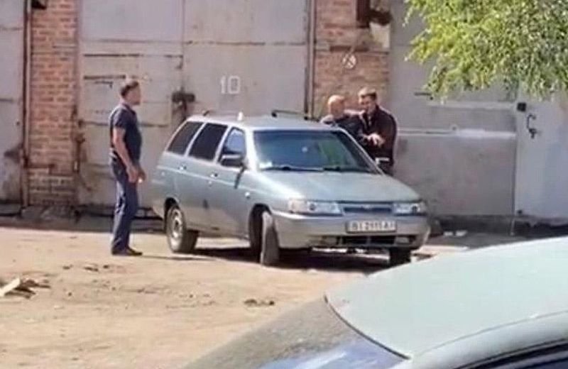 Мъж с граната в Украйна взе за заложник високопоставен полицай