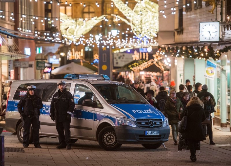 Арести във Франкфурт след сблъсъци с полицията на парти на открито